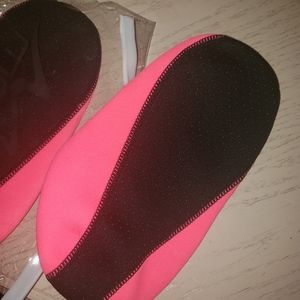 5 For $25✨️New womens size large hot pink & black water socks